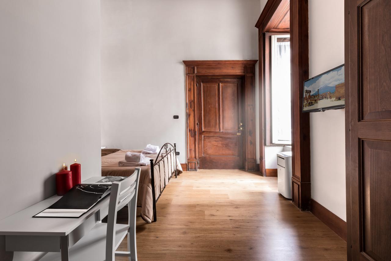 Opera Home Napels Buitenkant foto