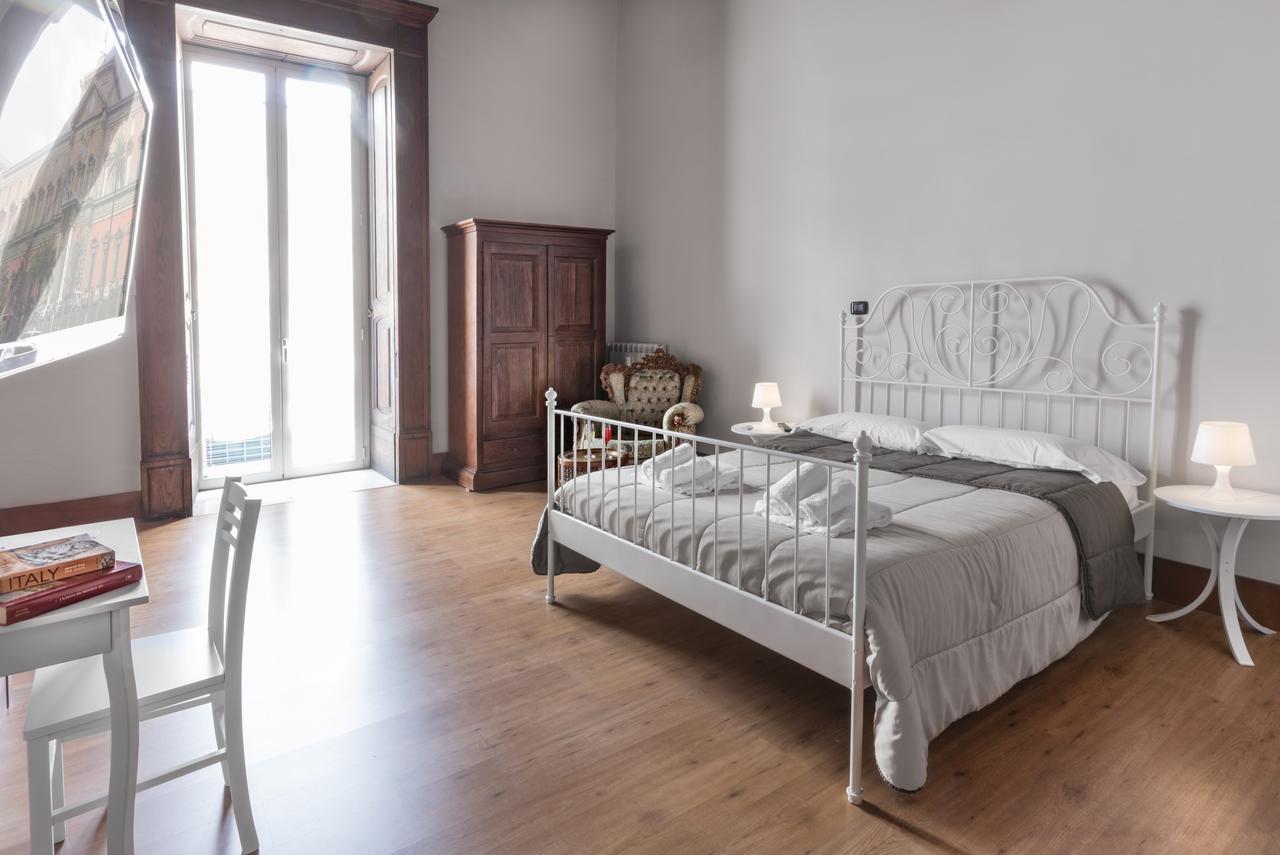 Opera Home Napels Buitenkant foto