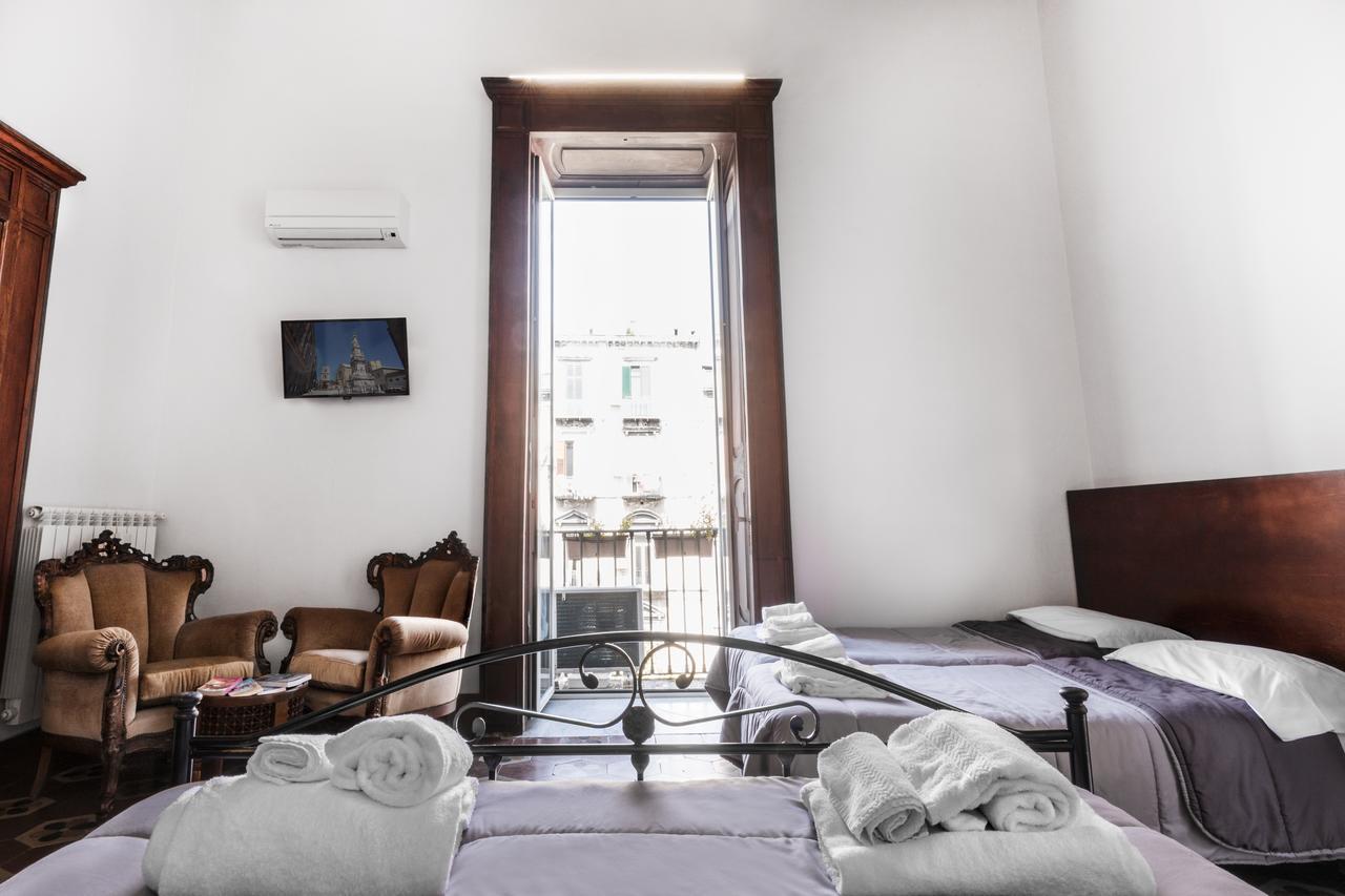Opera Home Napels Buitenkant foto